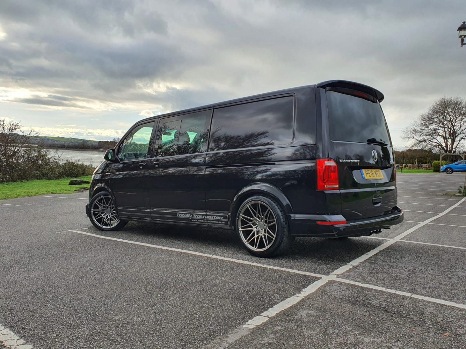 VW Transporter T6 Factory Kombi LWB 150 DSG T32 Magic black 2018